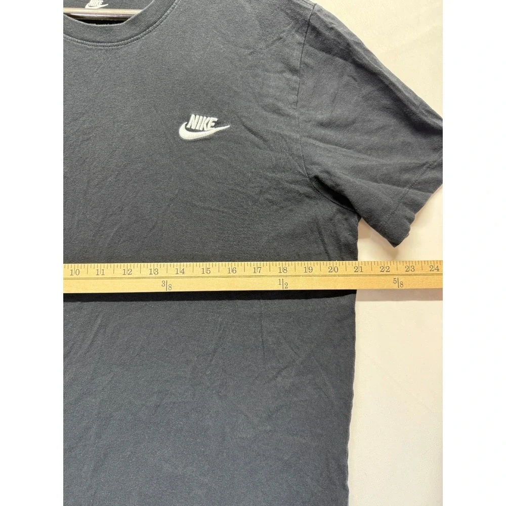 Nike Sportswear Club T Shirt Men Large Black Cotton Embroidered Logo Classic Fit
